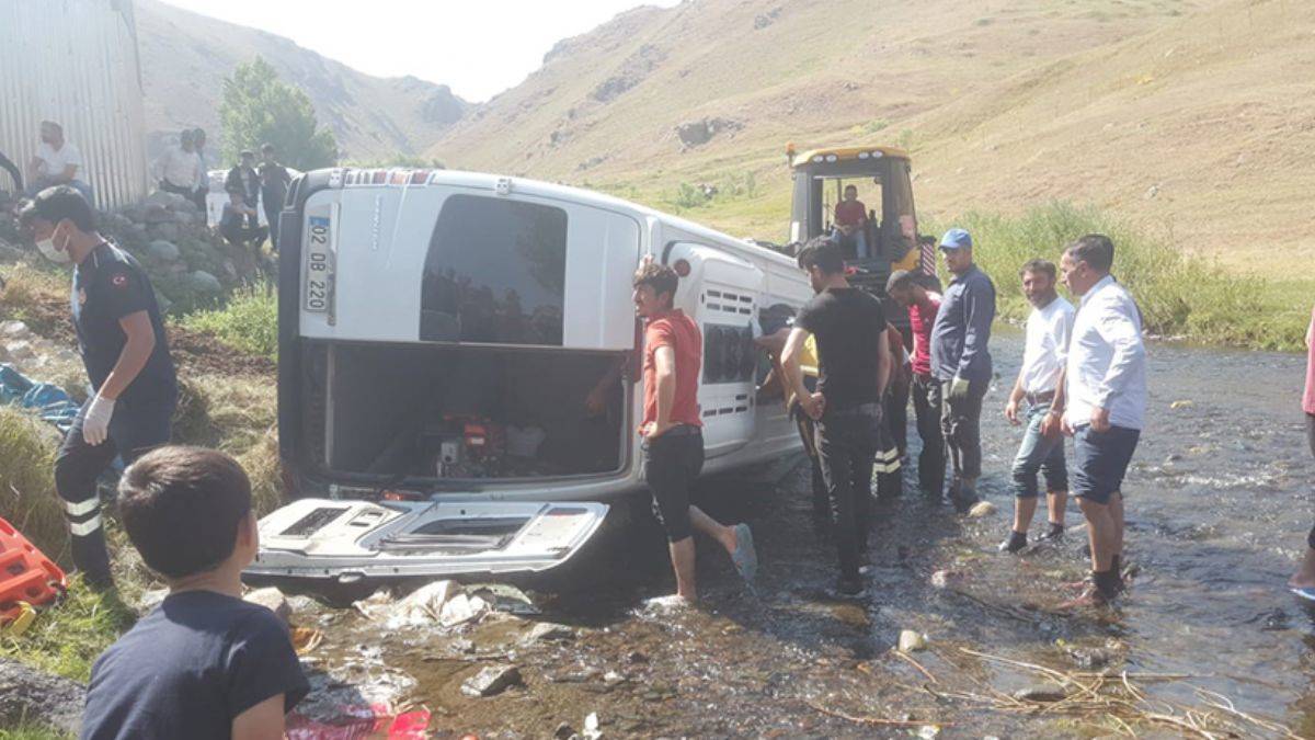 Adıyaman'dan Ağrı'ya düğüne gidenlerin minibüsü dereye devrildi: Çok sayıda yaralı var
