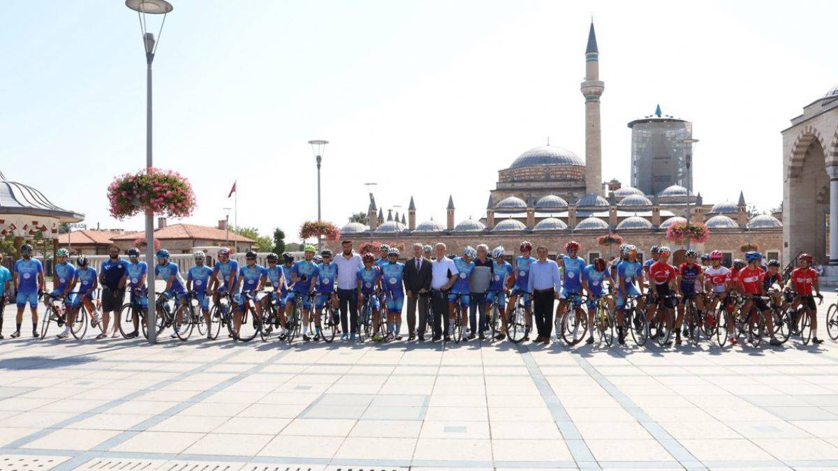 Bisikletçiler Konya-Niğde Yolunda