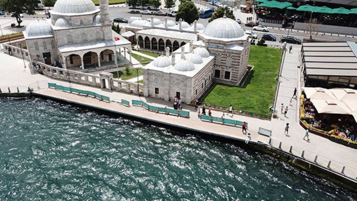 Üsküdar'daki caminin yanına yapılan yol zarar görünce kapatıldı