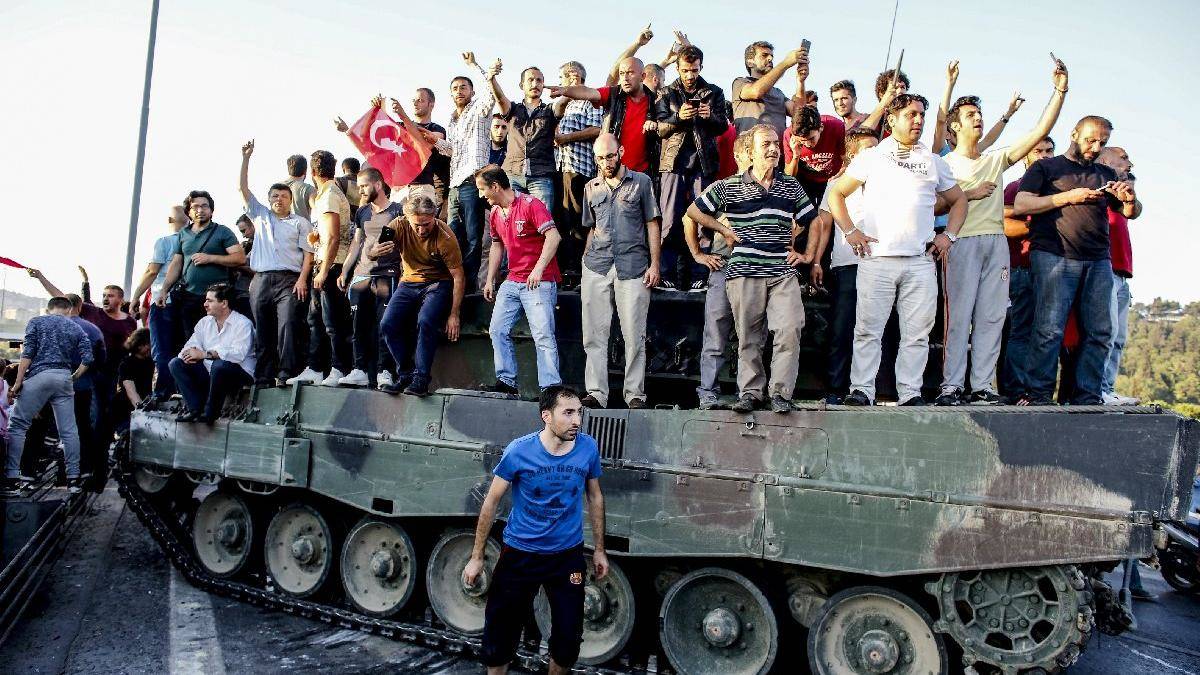 'İlerici tanklar, gerici halk mottosu iflas etti!'