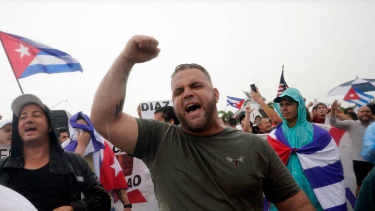 Küba'da cin şişeden çıktı