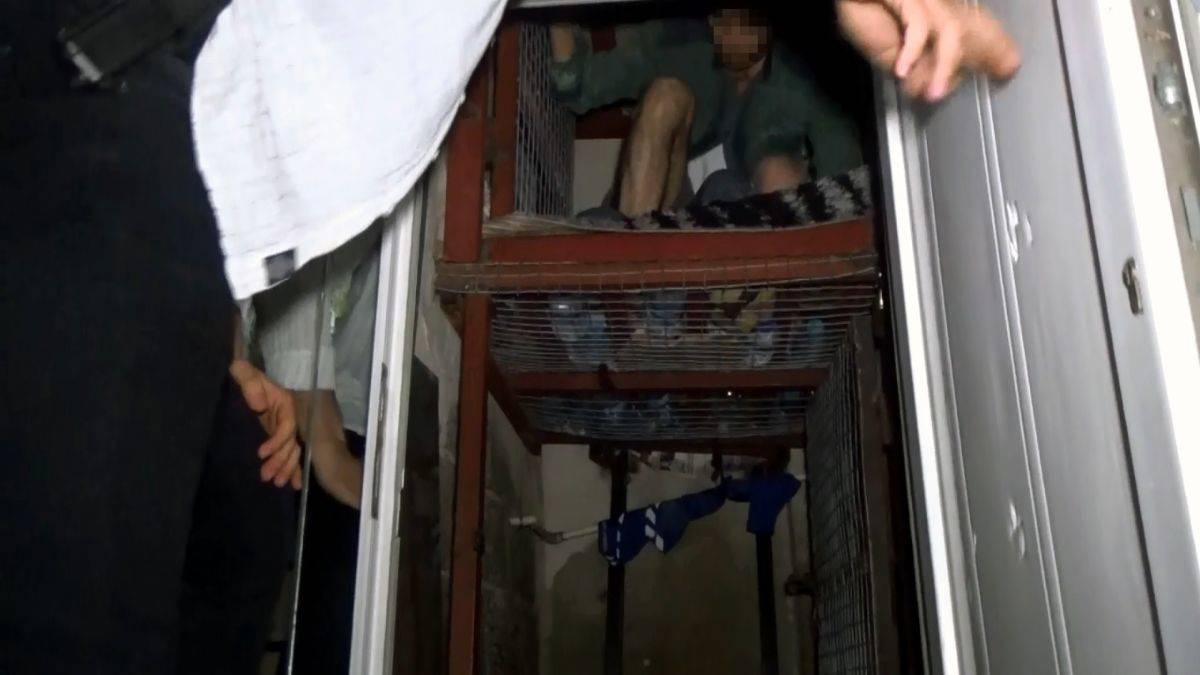 Baskın yapılan çetenin 2 kişiyi çelik kafeste hapsettiği ortaya çıktı