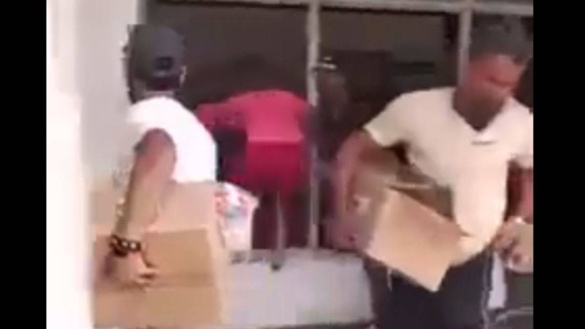 Küba'da halk, dükkanları yağmalamaya başladı