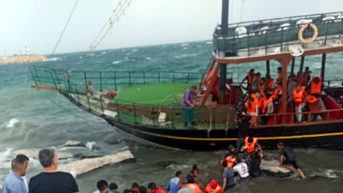 Van Gölü'nde karaya oturan gezi teknesindeki yolcular böyle kurtarıldı