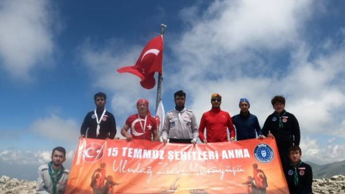 Ay yıldızlı bayrak zirvedeki yerini aldı