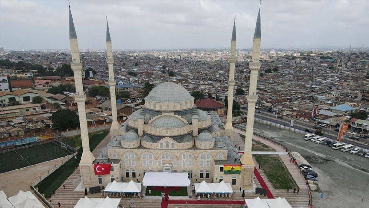Türkiye tarafından inşa edilen Gana Millet Cami ibadete açıldı