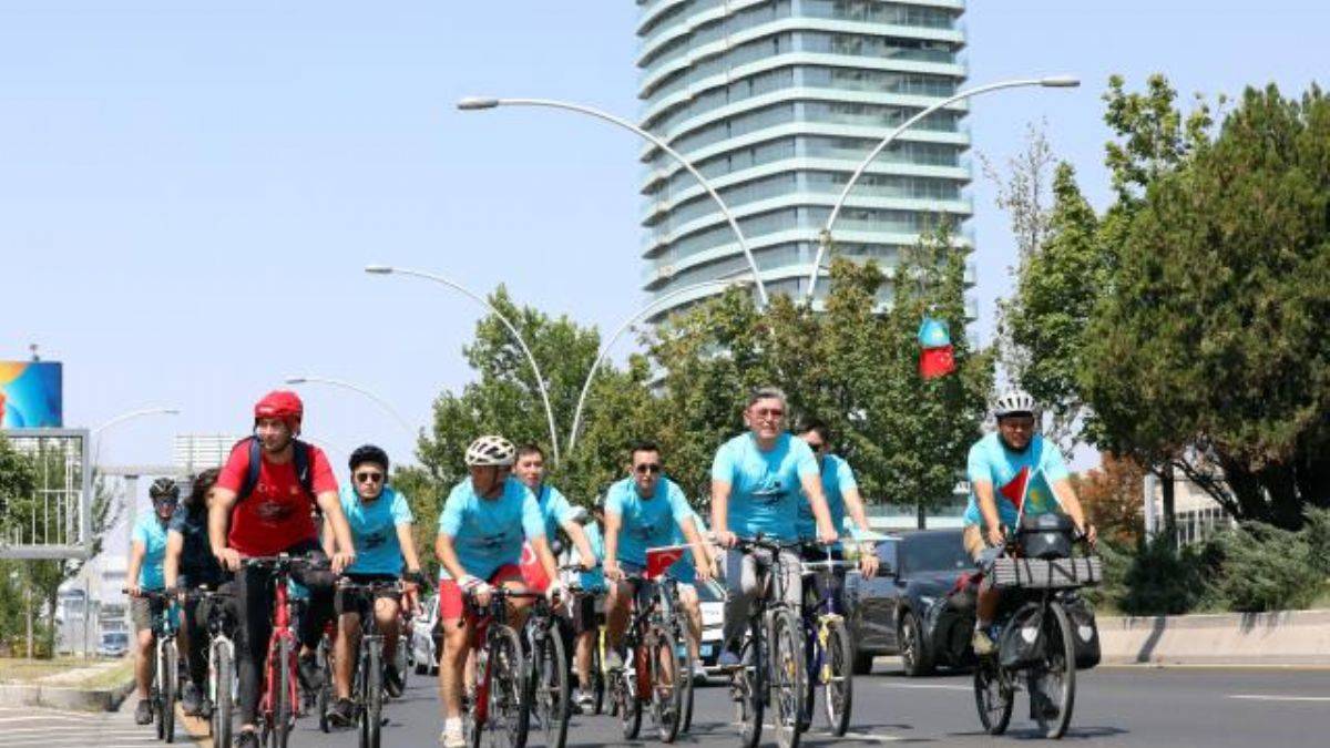 Türk ve Kazak bisikletçiler Anıtkabir'e pedalladı