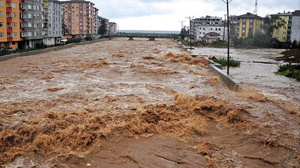 Rize Fındıklı'da Arılı Deresi taştı