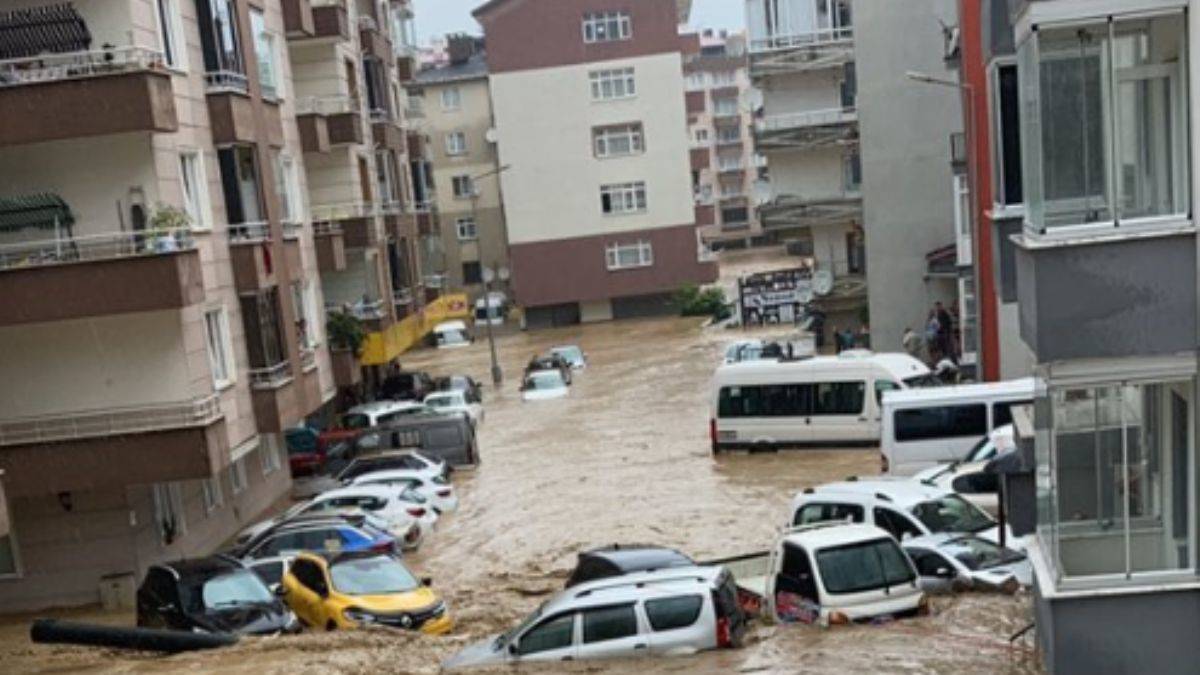 Rize'deki selde iple kurtarma anları