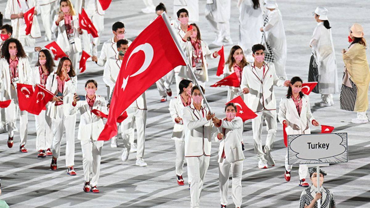 Tokyo Olimpiyatları'nda açılış töreni salgın önlemlerinin gölgesinde başladı