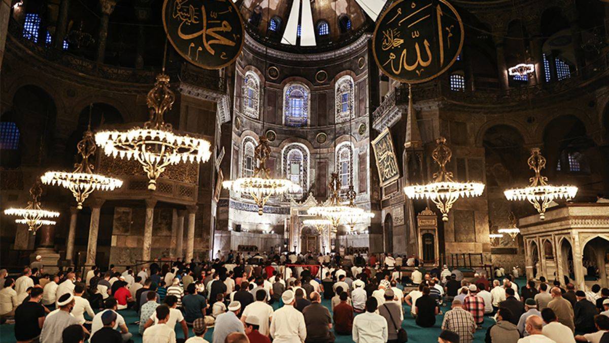 Ayasofya-i Kebir Camii Müslümanların akınına uğruyor