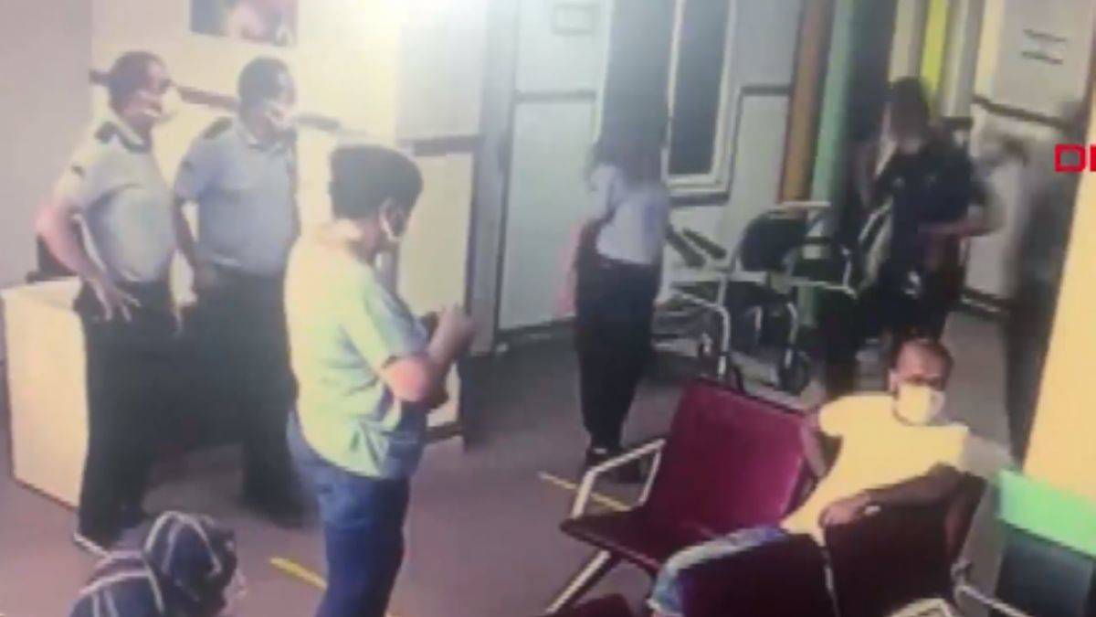 Yardım istediği polisin tabancasını alıp kaçmaya çalıştı