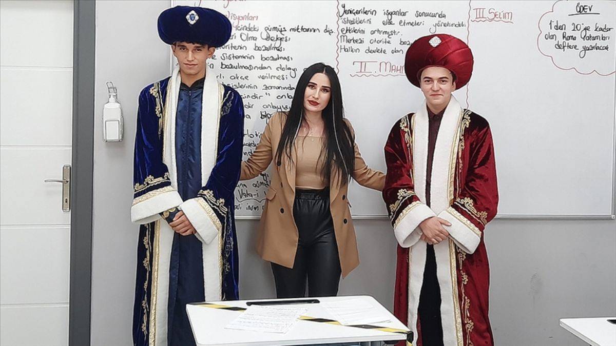 Genç öğretmen tarihi yaşatarak öğretiyor