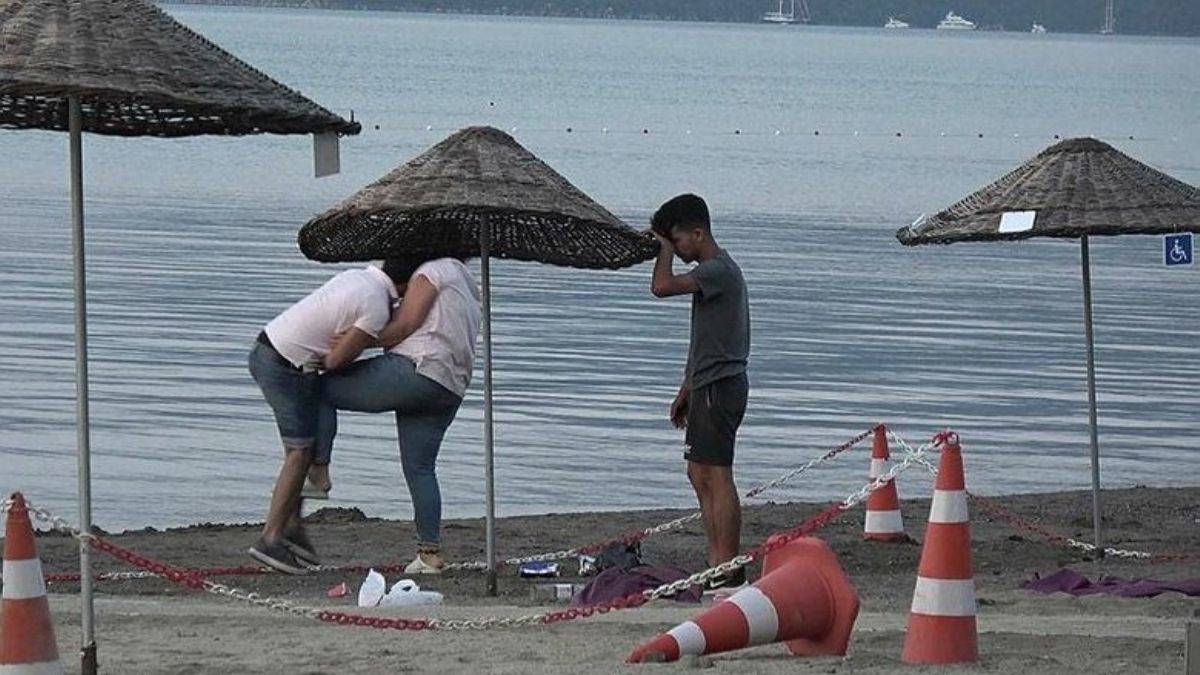 Kadın ile erkeğin tekme-tokat kavgası kamerada