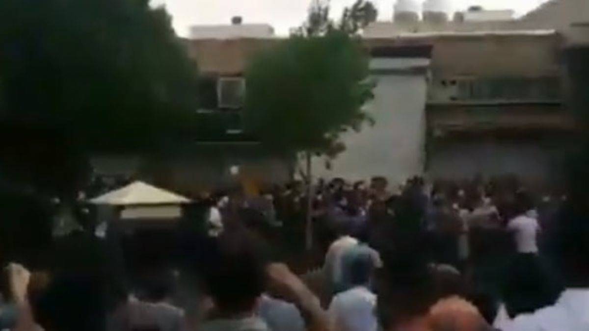 İran'da düzenlenen gösterilere polis müdahalesi