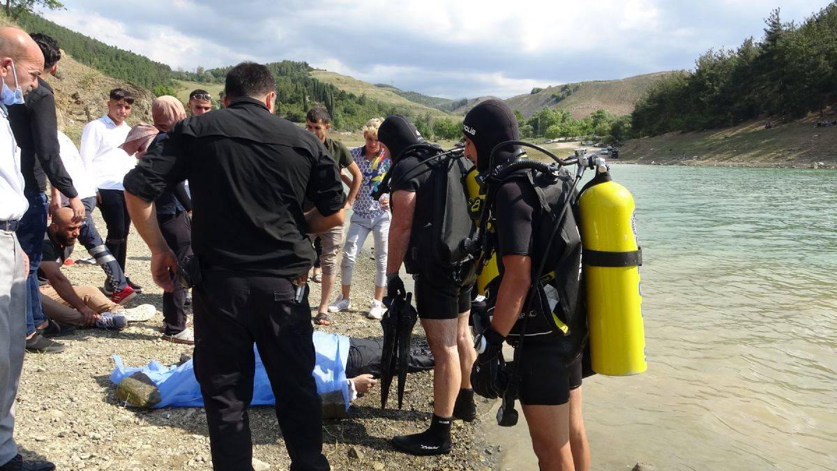 3 çocuğunu kurtarmak isterken kendisi boğuldu