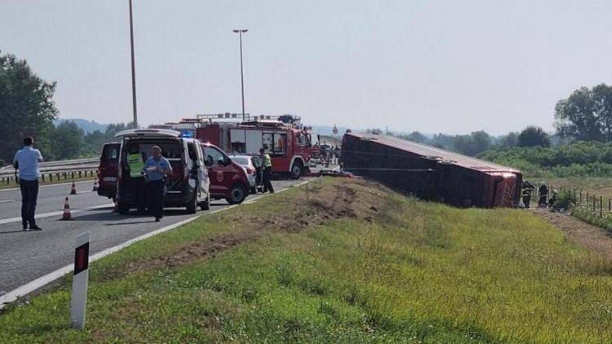 Hırvatistan'da otobüs devrildi: 10 kişi öldü