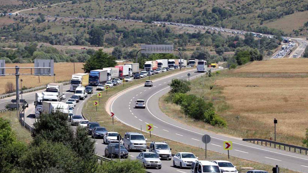 Bayram tatilinin son gününde yollarda uzun kuyruklar oluştu