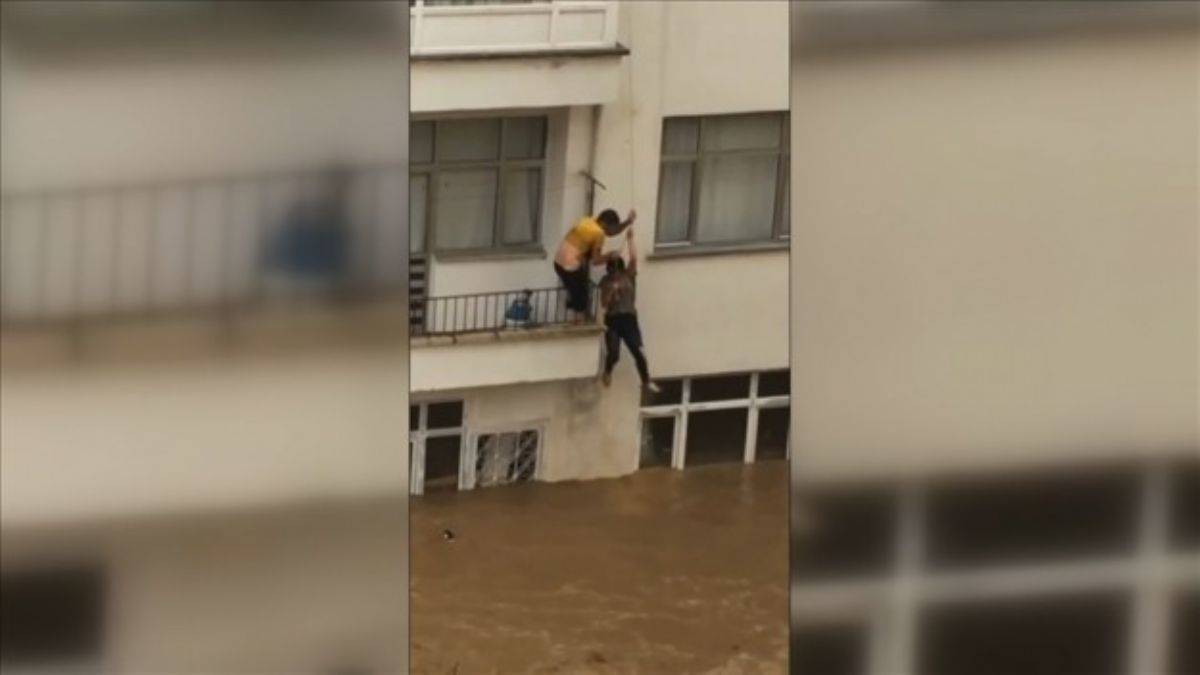 Arhavi'deki selde iple üst kata tırmanarak kurtuldular