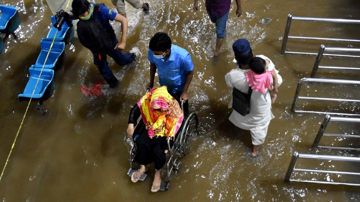 Bangladeş'te sel: Hastane sular altında