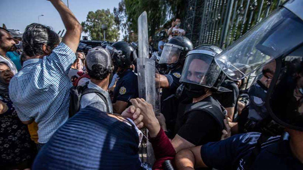 Tunus emniyet güçlerinden Meclis binası önünde toplananlara müdahale