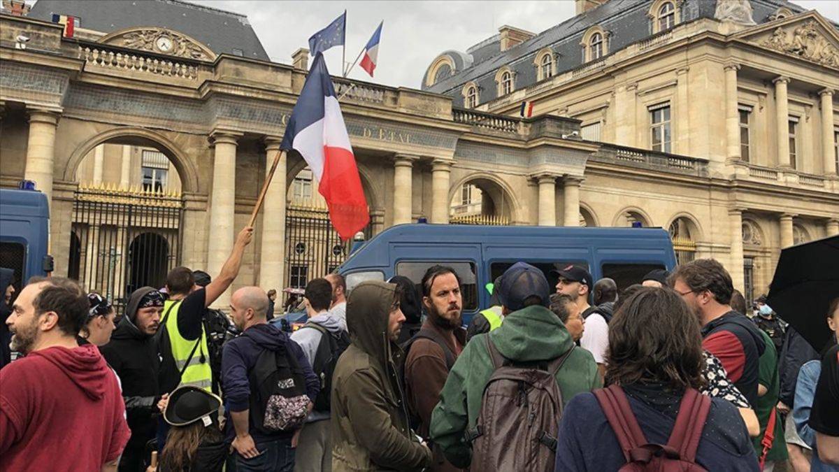 Fransa'da aşı karşıtı protesto