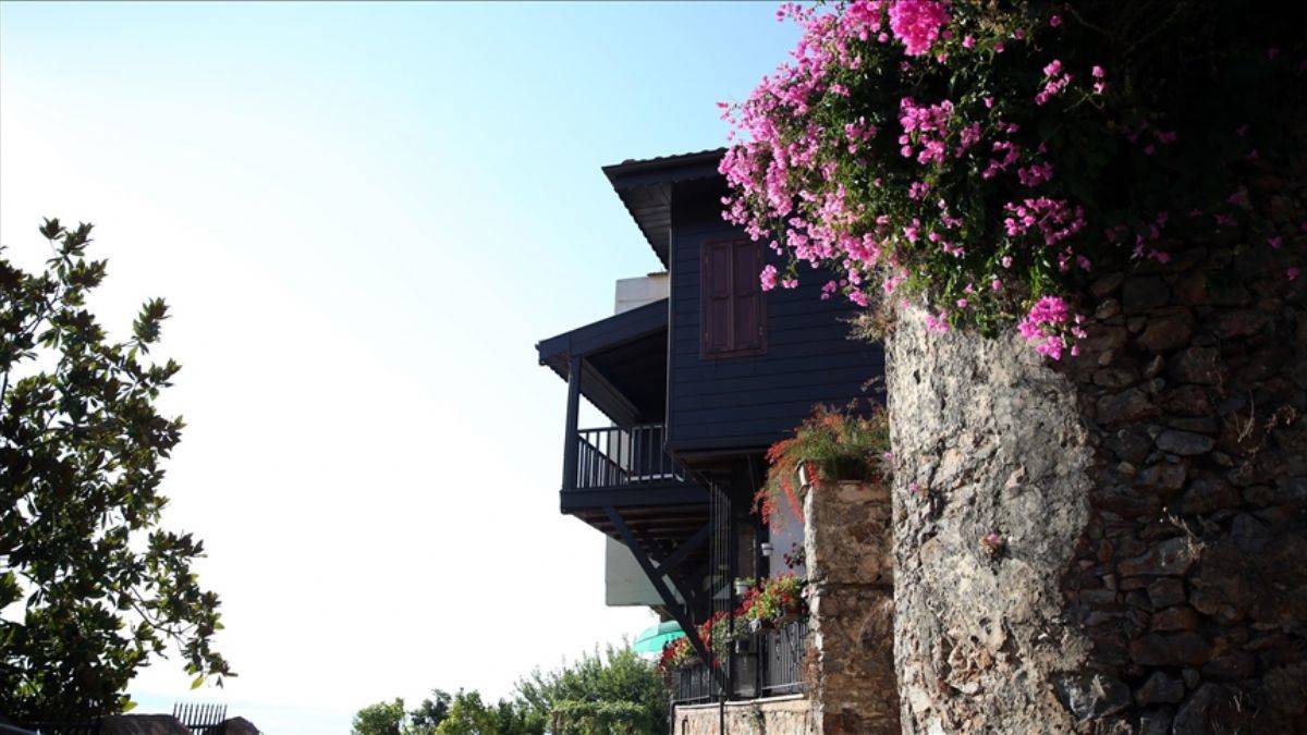 Tarihi yapılarla çevrili mahalleye büyük ilgi