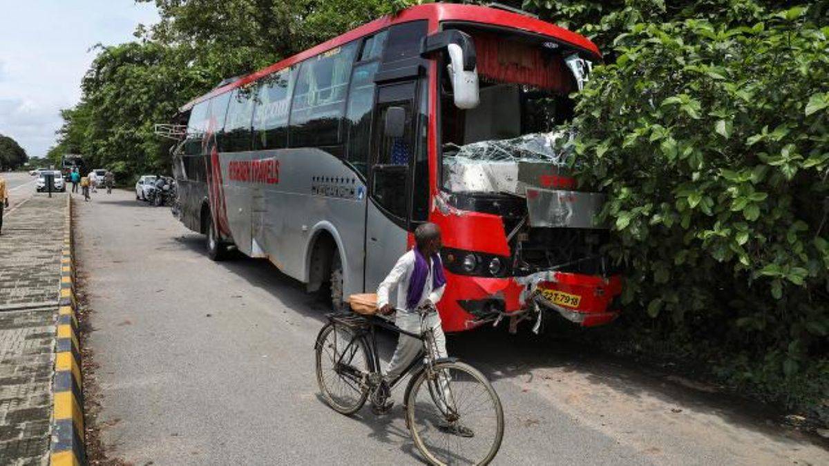 Hindistan'da kamyon, otobüse çarptı: 18 kişi öldü