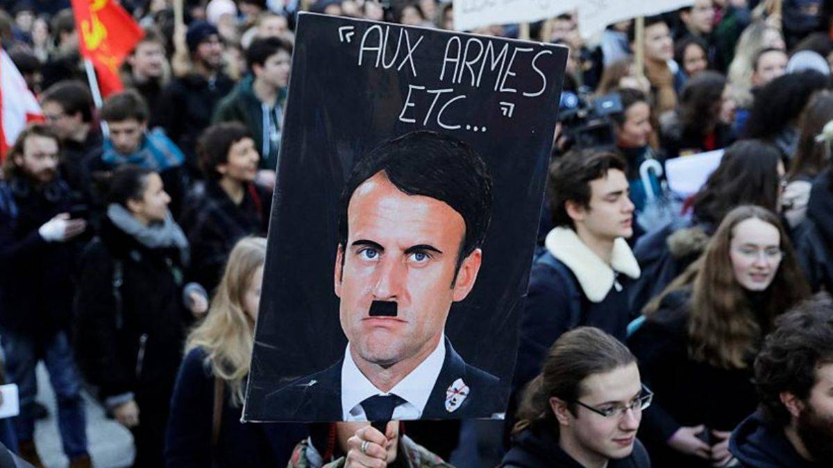 Macron'dan Hitler'e benzetildiği afişlerle ilgili suç duyurusu