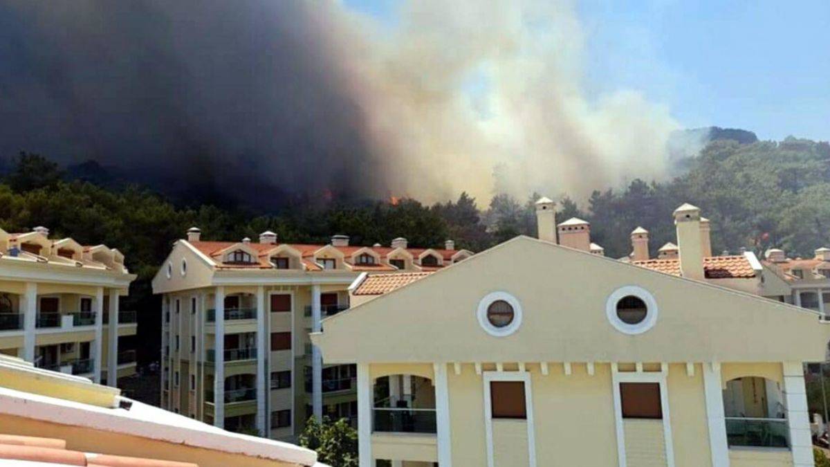 Marmaris de yanıyor!
