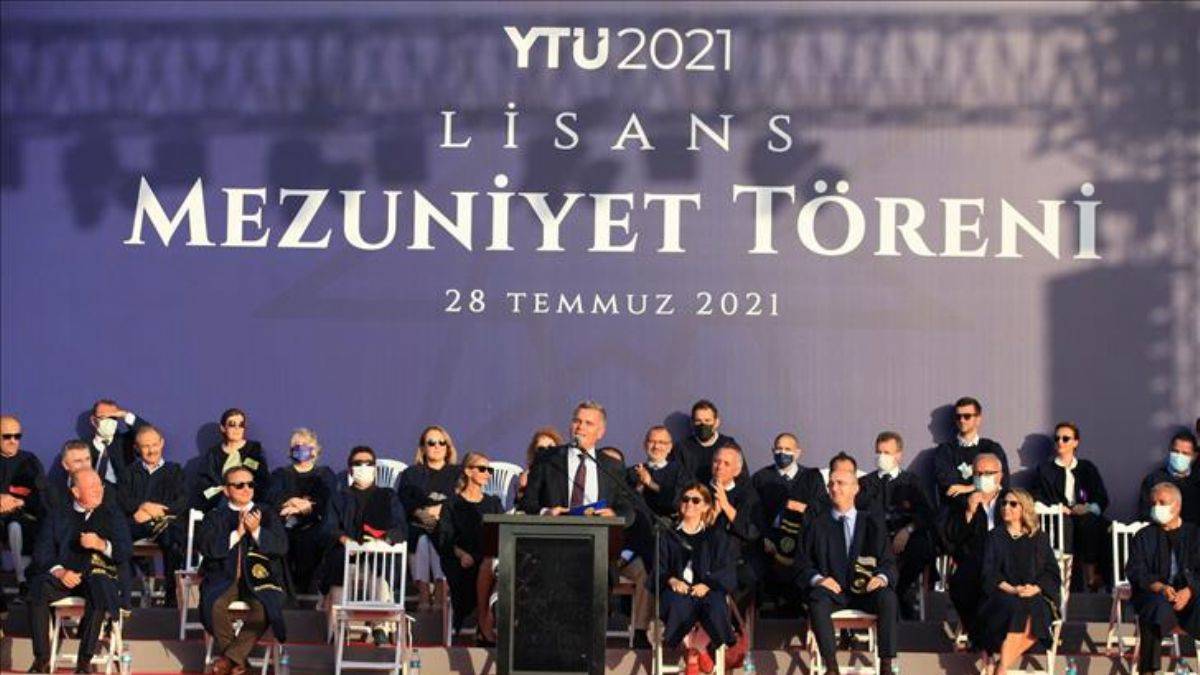 Turkcell Genel Müdürü Erkan, Yıldız Teknik Üniversitesi'nde yeni mezunlarla bir araya geldi