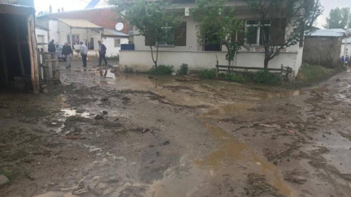 Bayburt'ta sel: Ev ve ahırları su bastı