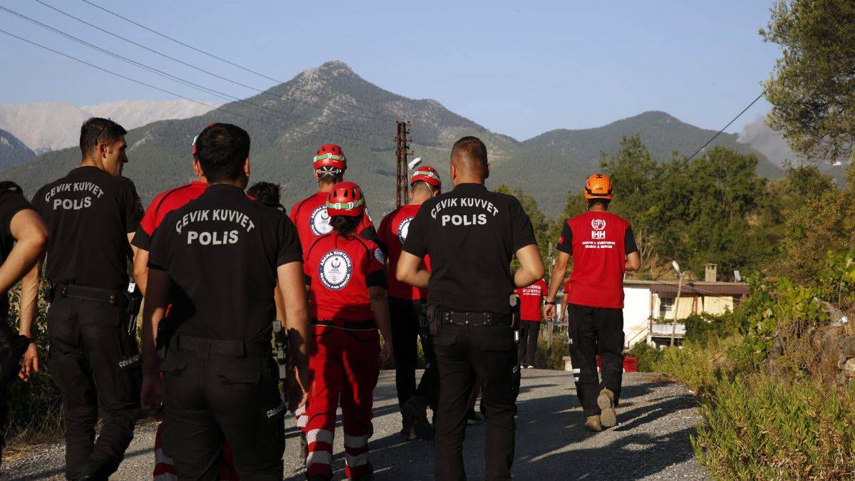 İHH ekipleri yangın bölgelerinde