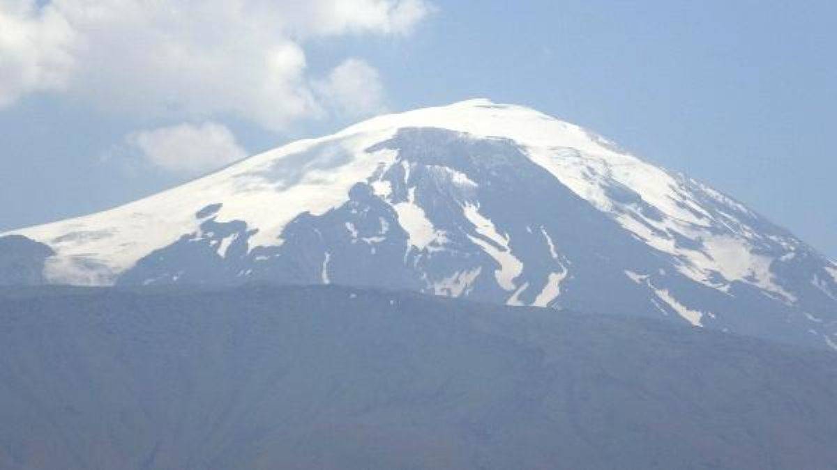 Ağrı Dağı'nın zirvesindeki buzullar eriyor