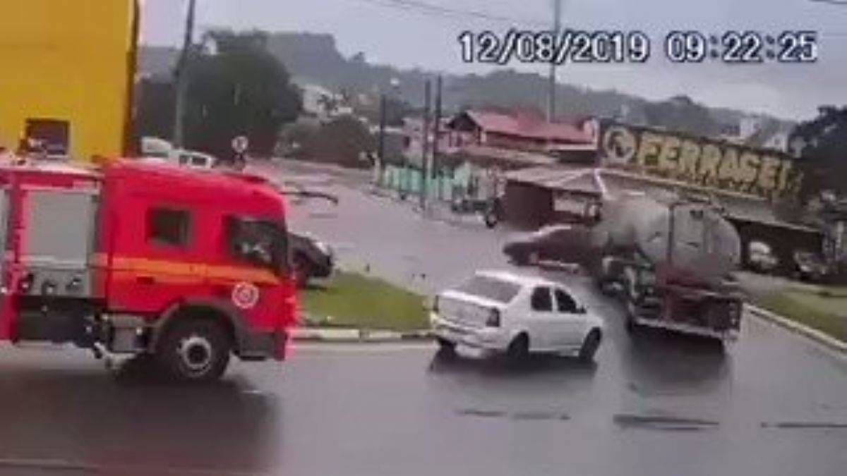 Talihsizlik mi, şans mı? Otomobil alev aldı, o anda itfaiye yanından geçiyordu