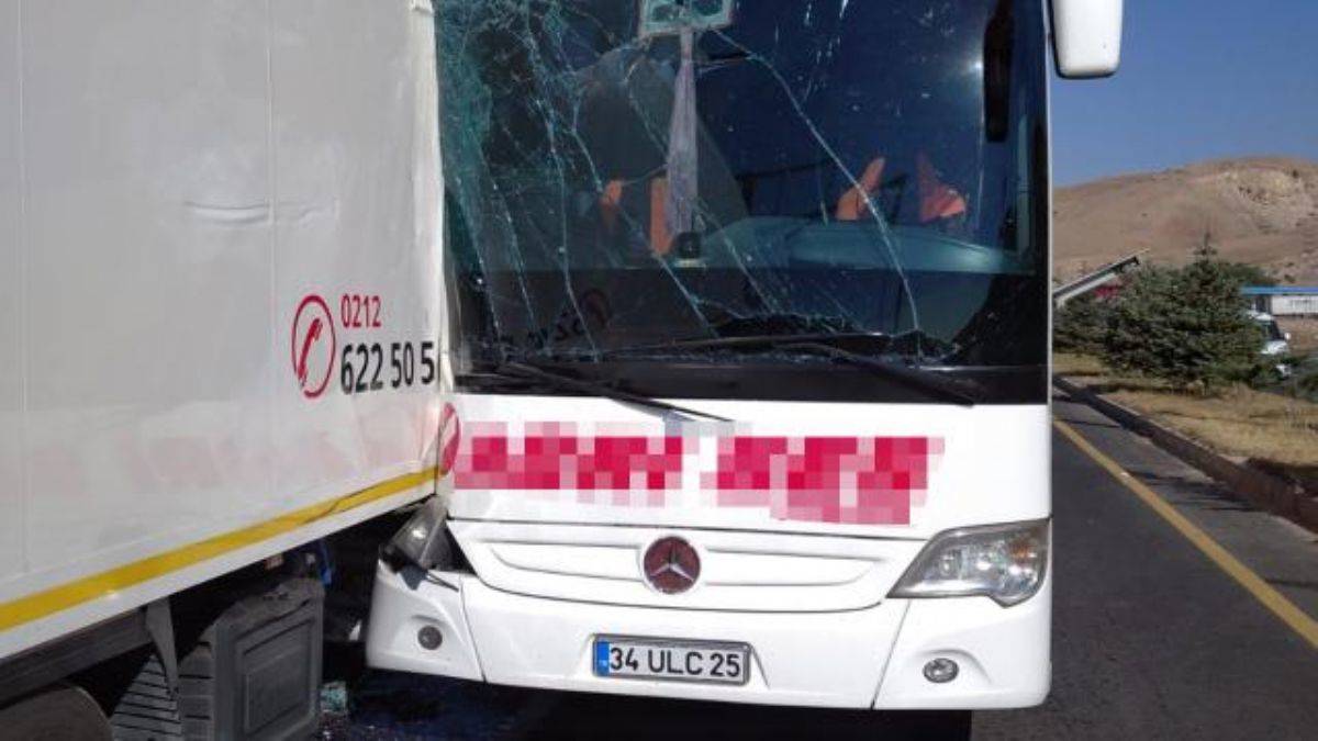 Erzincan'da yolcu otobüsü tıra çarptı: 26 kişi yaralandı