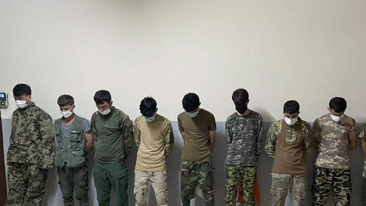 Asker kıyafetiyle dolaşan Afganlar muhafaza altına alındı