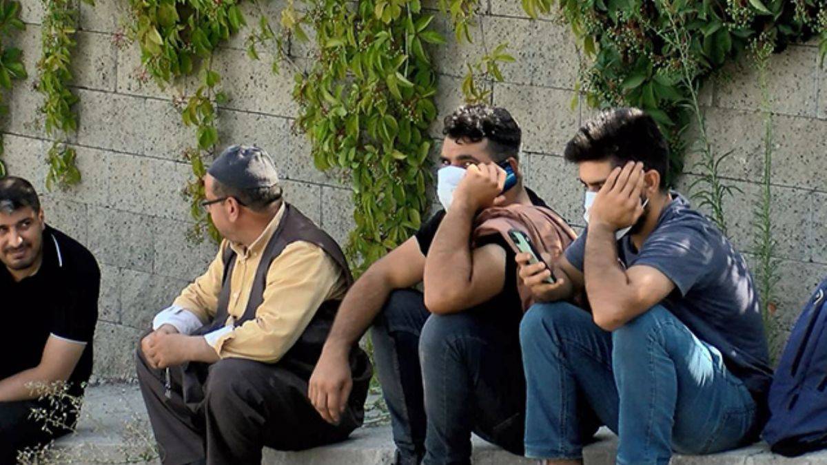 'Sopalı şifacı' kaçtı, yüzlerce kişi peşinde