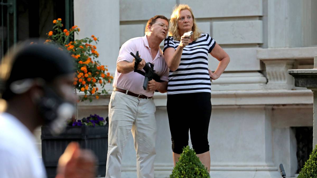 George Floyd protestocularına silah doğrultan çifte validen af