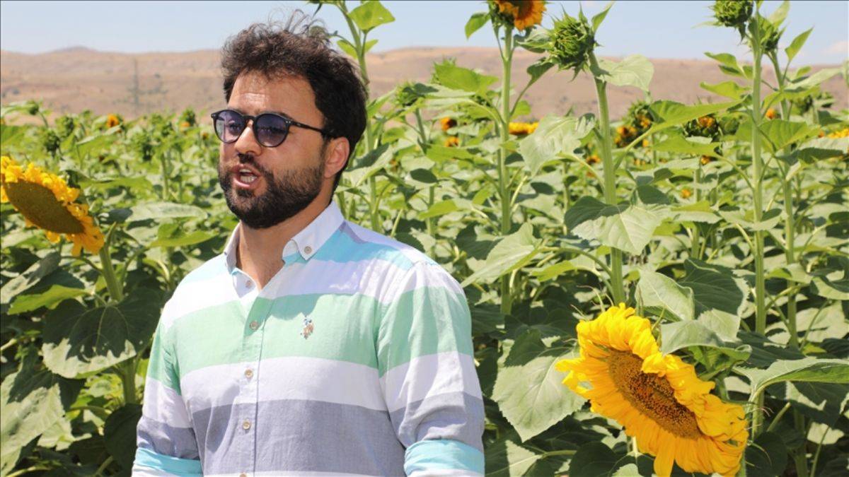 Venedik'te devlet sanatçısı olan Sivaslı tenor, tarlada arya söyledi