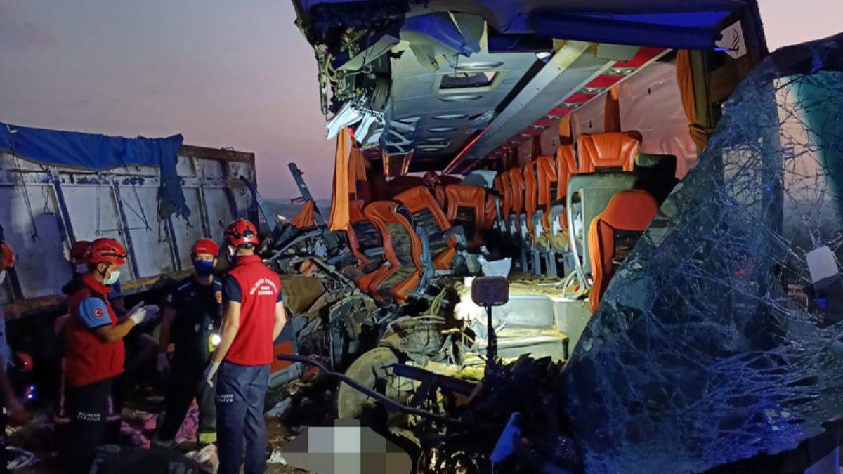 Manisa'da korkunç kaza: Çok sayıda ölü ve yaralı var