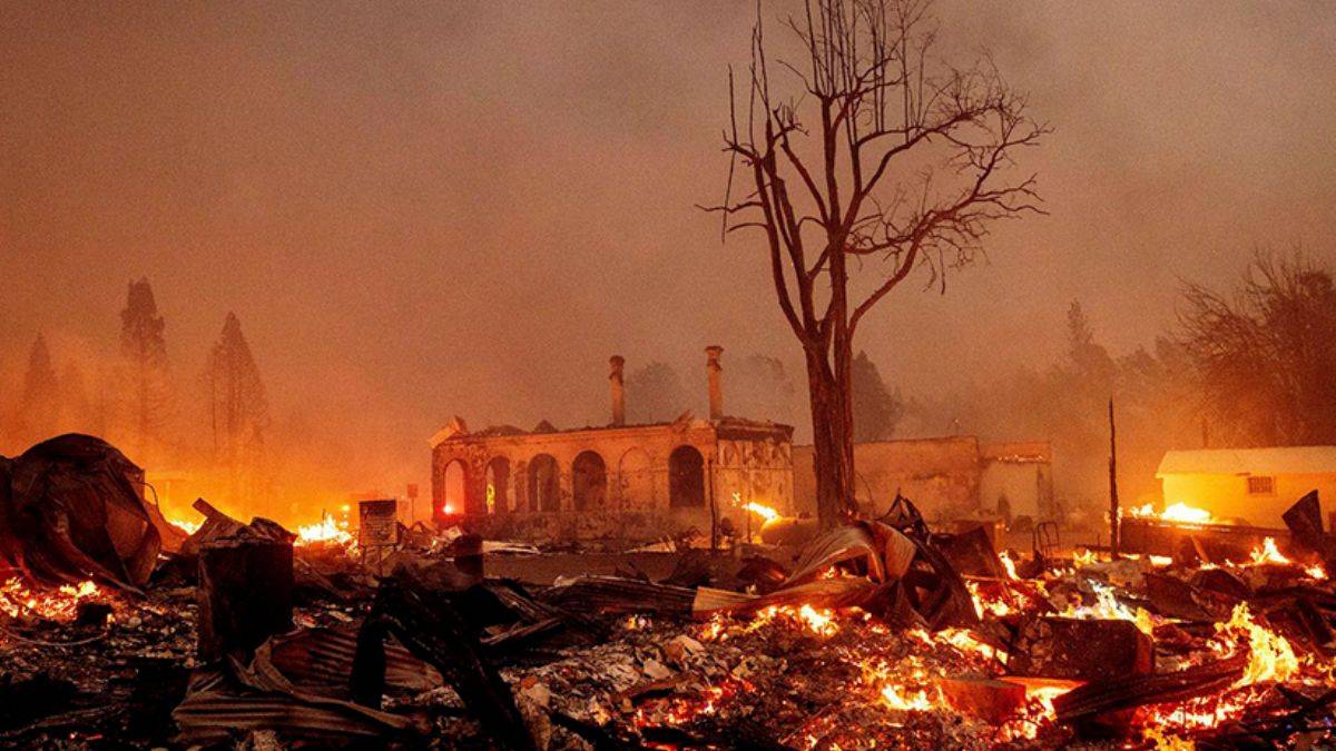ABD'deki yangında tarihi bir kasaba yok oldu