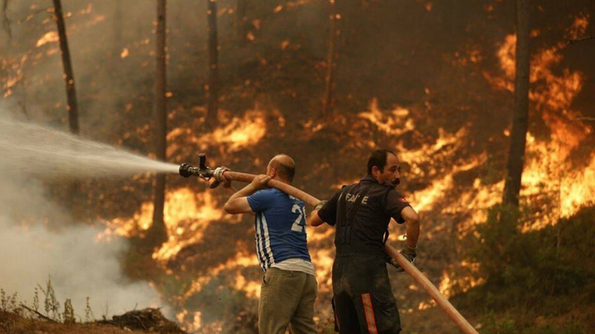 İletişim Başkanlığı: 5 ildeki 12 yangına müdahale sürüyor