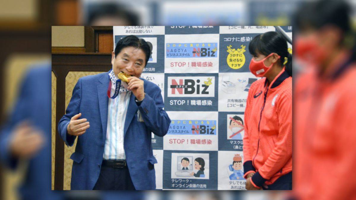 Belediye Başkanı, sporcunun altın madalyasını ısırdı; özür diledi