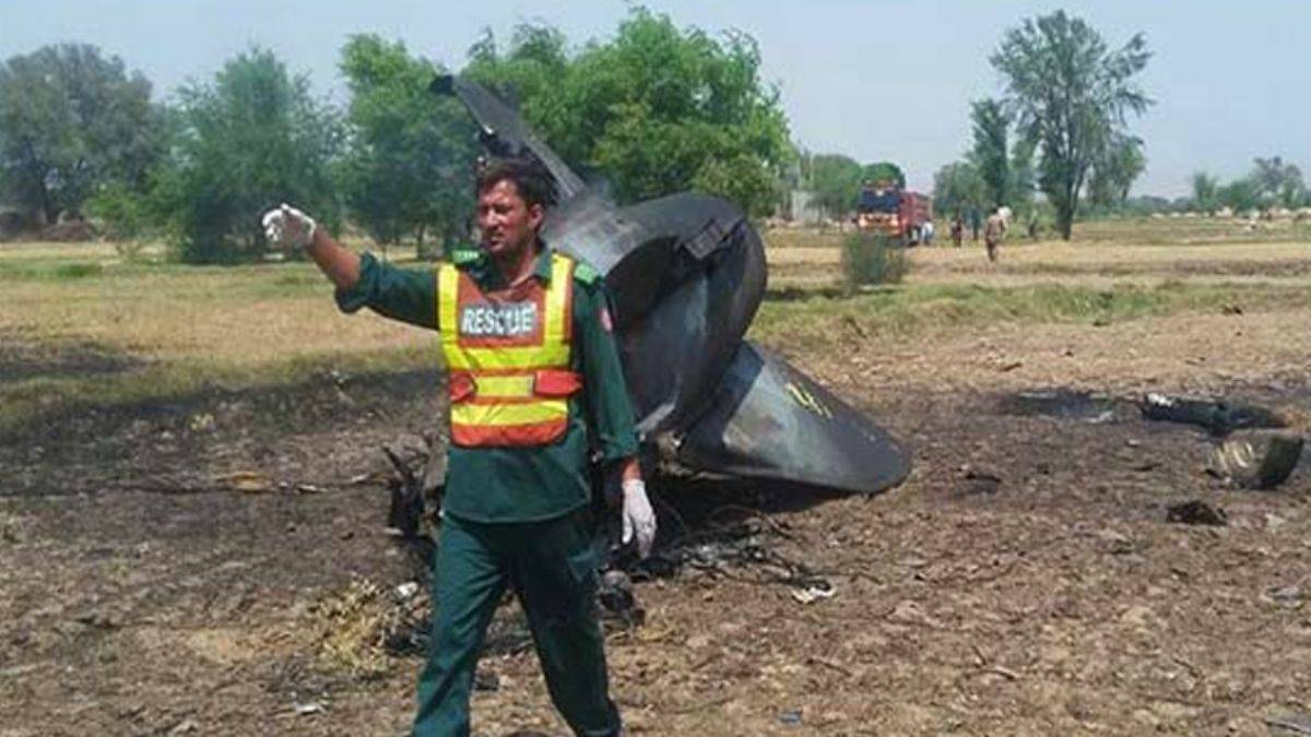 Pakistan Hava Kuvvetlerine ait uçak düştü