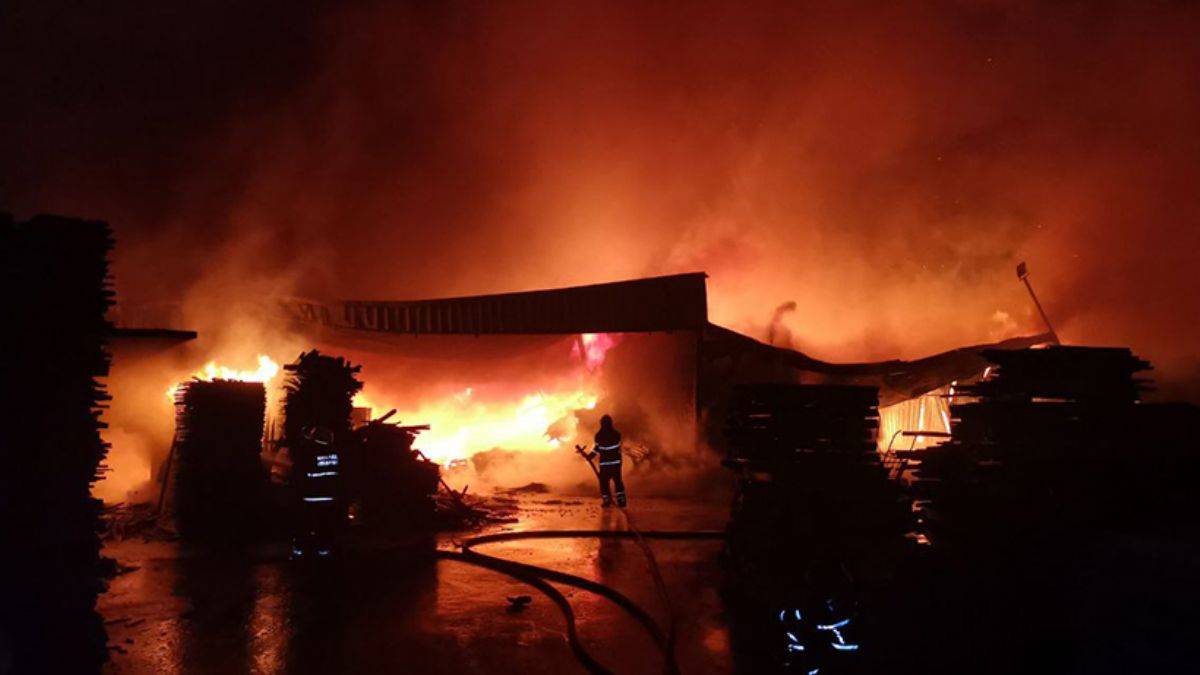 Kereste fabrikasında çıkan yangın söndürüldü