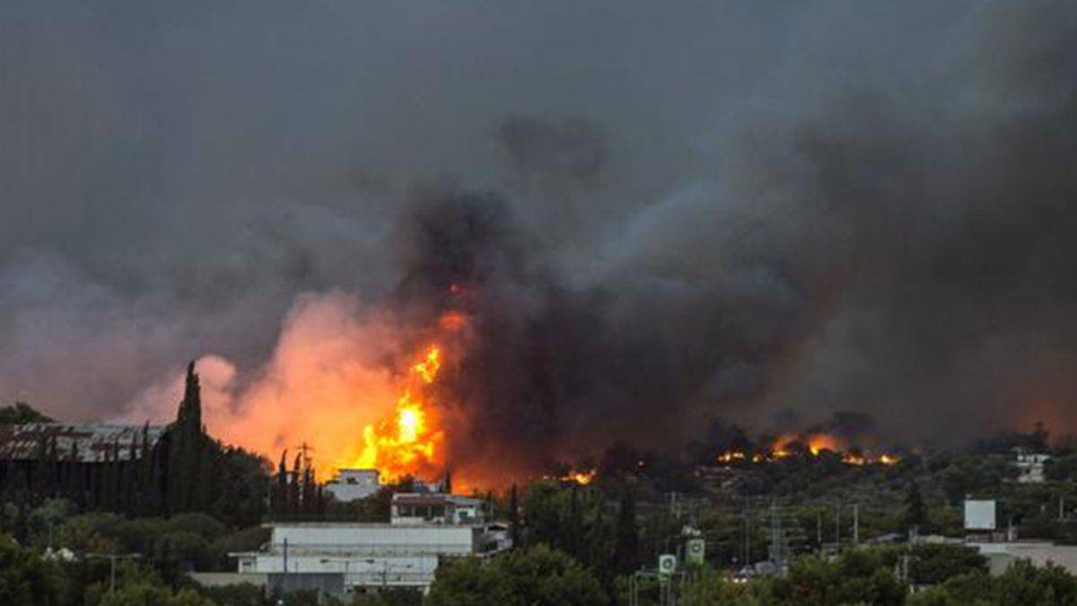 Yunanistan'da alevler başkent Atina'nın kapısına dayandı