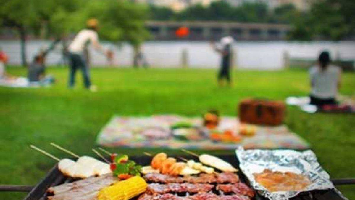 'Çakma burjuvalar 26 bin liralık havuz başı yemeklerine, halk da mangala'