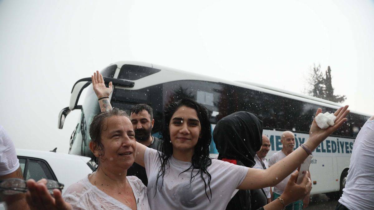 Yangın bölgesinde yağmur sevinci!