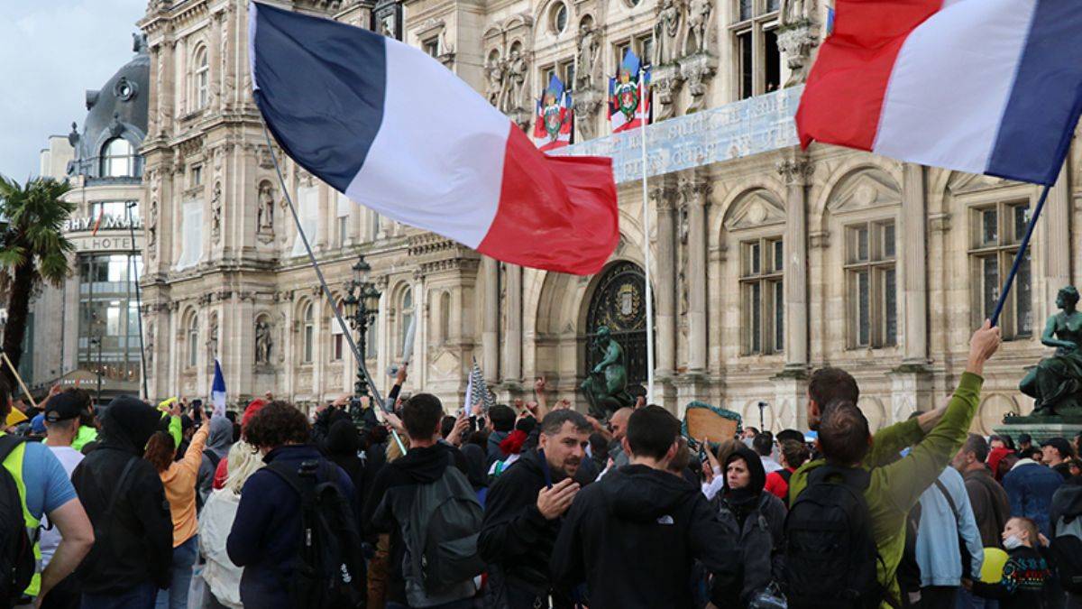 Aşı karşıtı Fransızlar 4 haftadır sokaklarda